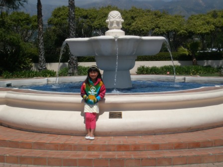 Kasen in front of fountain